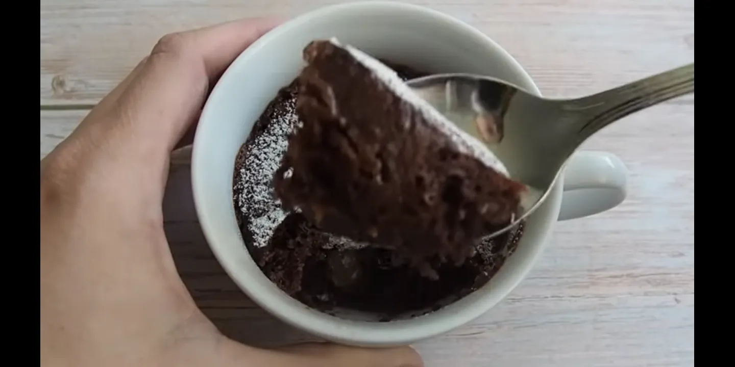 Rychlý hrnečkový dortík s Nutellou z mikrovlnné trouby - obrázek 2